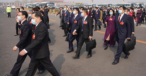 全国人大代表走向会场